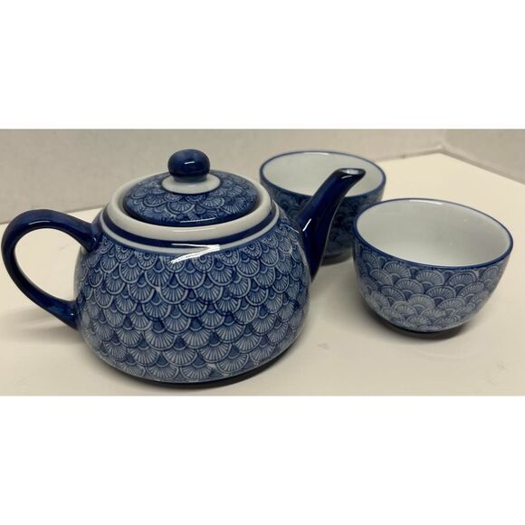 Vintage Chinoiserie Cobalt Blue Fish Scale Hand Painted Small 4" Teapot + 2 cups - Picture 1 of 5